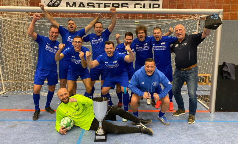 AH-Turniersieg Mannschaftsbild mit Pokal