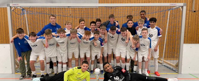 C-Jugend Challenge Cup Mannschaftsbild mit Pokal