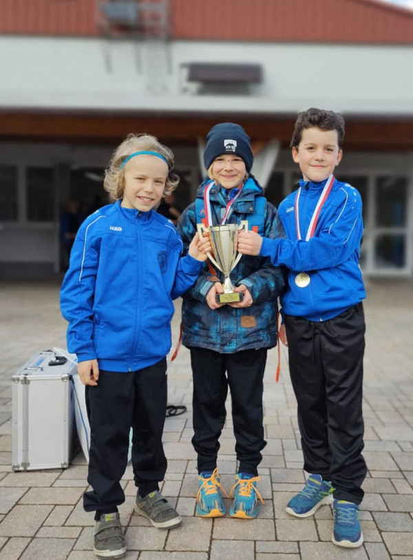 F-Jugend Turnier Spieler mit Pokal