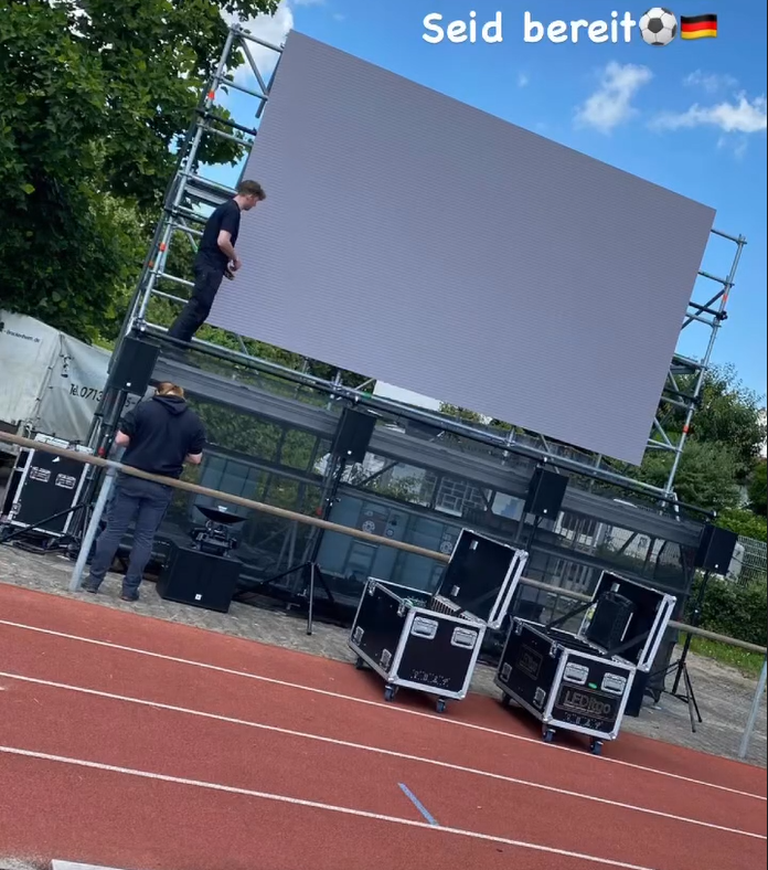Leinwand beim Public Viewing