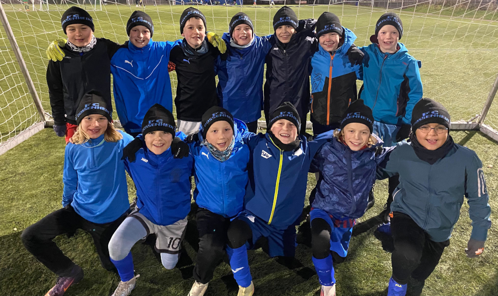 Mannschaftsbild E2 mit FCD-Wintermützen