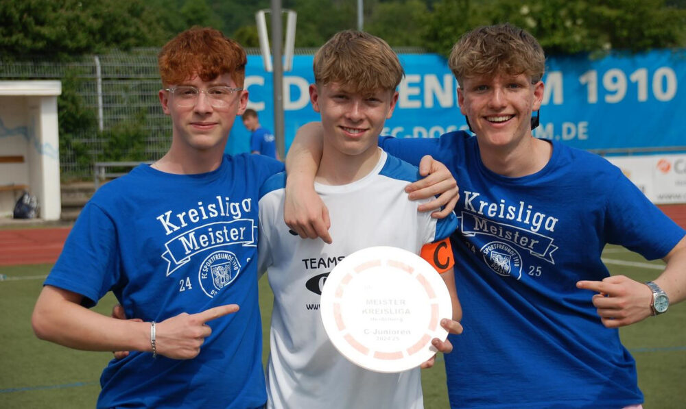 Spieler mit Meisterschale