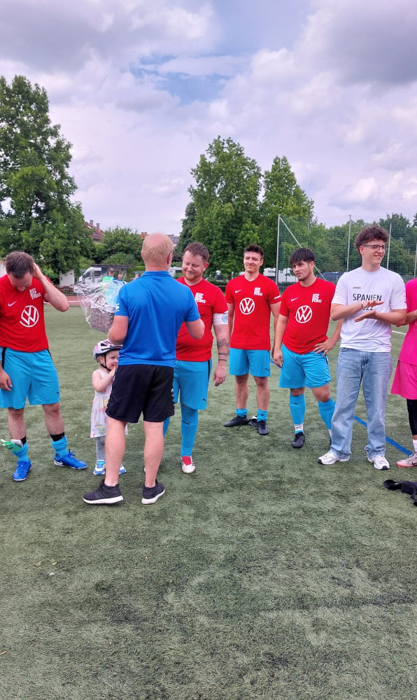 Mannschaft mit Abschiedsgeschenk