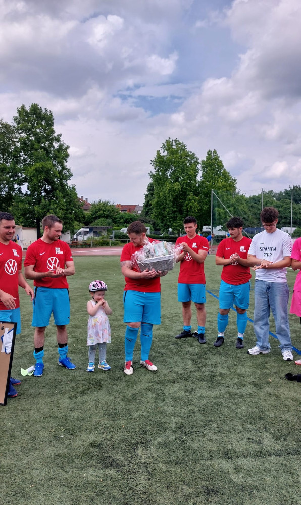 Mannschaft mit Abschiedsgeschenk