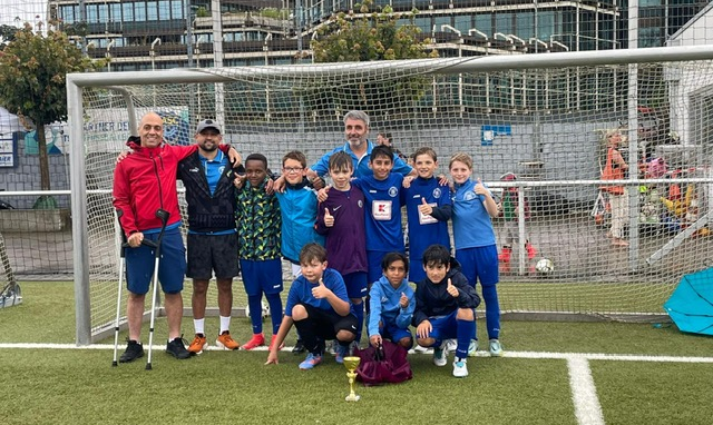 Mannschaftsbild mit Pokal