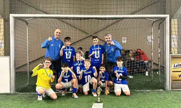 Mannschaftsbild mit Pokal in der Soccerhalle