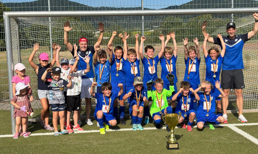 E2 - Jubelnde Mannschaft mit Pokal